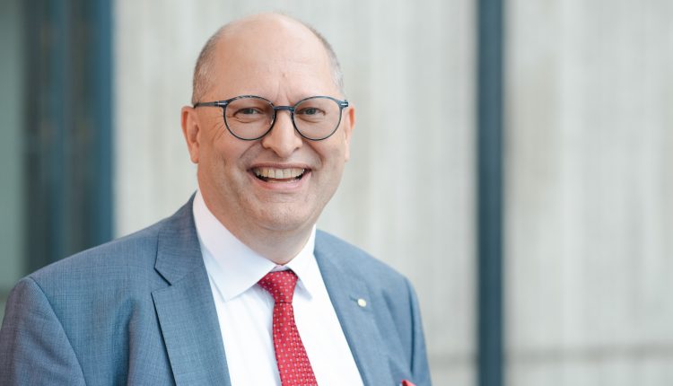 DL Başkanı Stefan Düll, okuma yazma bilmeyen 6 milyonun üzerine çıkabilir