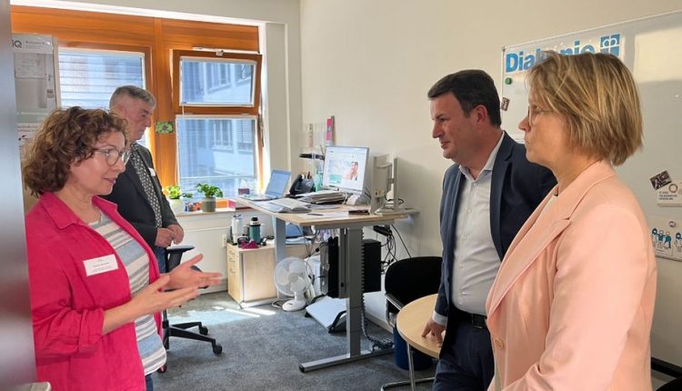 Federal Bakan Hubertus Heil tek kaynaktan hizmet sunan Hamburg Welcome Center’i ziyaret etti