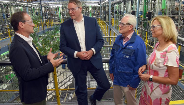  `Rheinland-Pfalz Başbakanı Schweitzer’den BASF’ye Tam Destek`