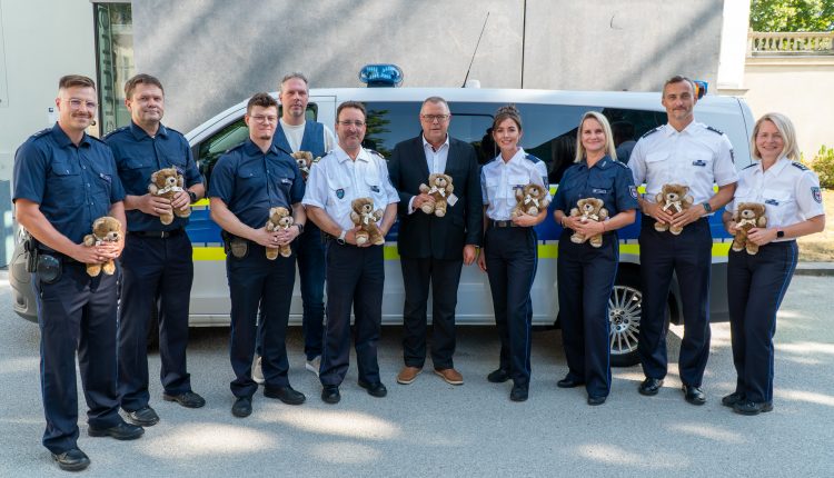 Brandenburg’da Polis Araçlarına Mağdur Çocuklar İçin 1.500 Teddybären
