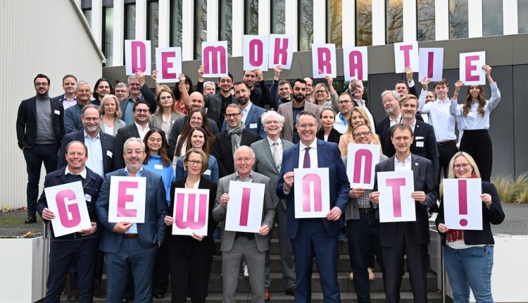 “Demokrasi Kazanıyor!”