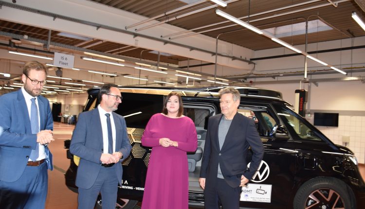 „Habeck’ten Geleceğin Mobilitesi Otonom Elektrikli Taksiyle Test Sürüşü“
