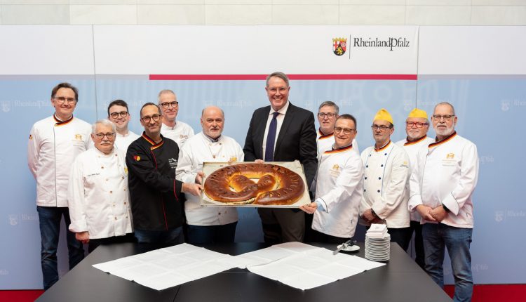 Rheinland-Pfalz Başbakanı Schweitzer Yeni Yıl Brezelini Teslim Aldı