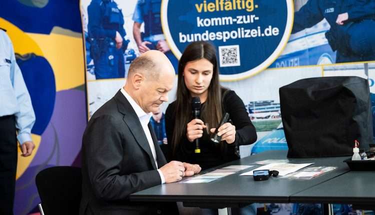 Kız Öğrencilerden Scholz’a MINT Turu: “Bilim ve Teknoloji Sadece Erkek İşi Değil”