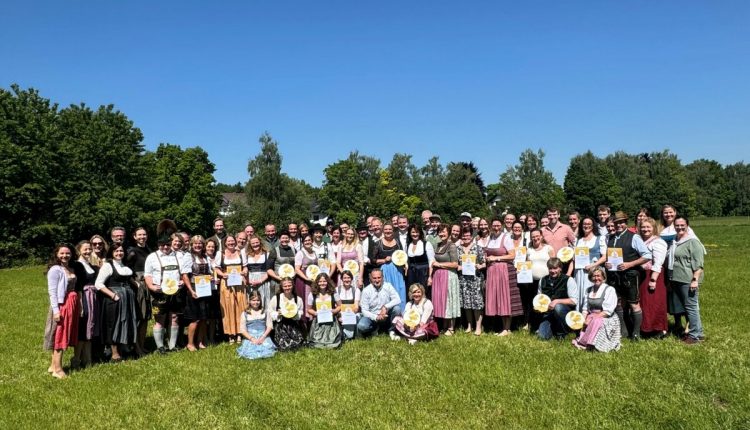 “Goldener Gockel 2025 für Bayerns gastfreundlichste Urlaubshöfe verliehen”- Bavyera’nın En Misafirperver Tatil Çiftlikleri Ödüllendirildi