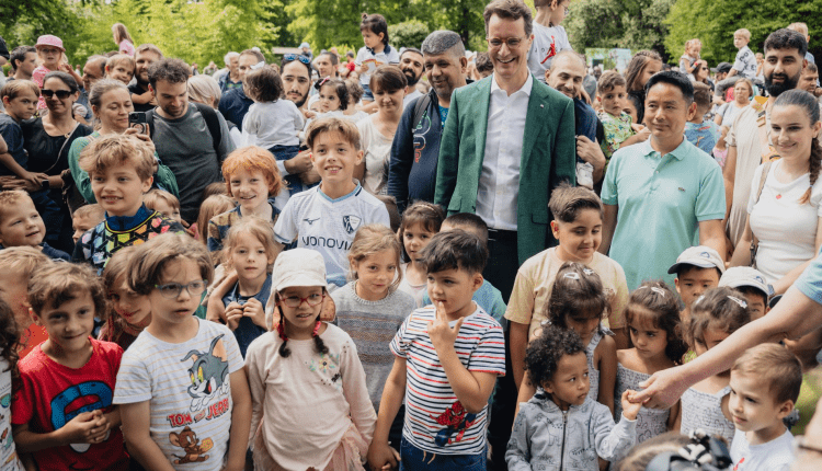 NRW-Ministerpräsident Wüst trifft Mehrlingsfamilien im Kölner Zoo/Wüst, Üçüz ve Dördüz Aileleriyle Buluştu