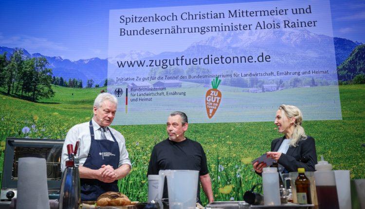 Agrarminister Rainer kocht gegen Verschwendung/Tarım Bakanı artan gıdalarla israfa karşı yemek yapt