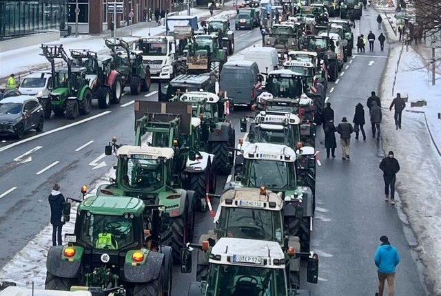 Bauernproteste in Mecklenburg-Vorpommern: Schulbetrieb geregelt/Çiftçi Protestoları Nedeniyle Okullarda Düzenleme