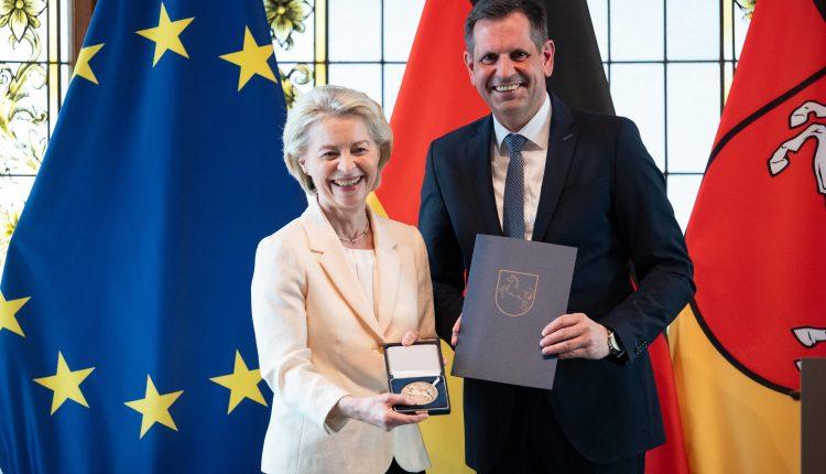 Von der Leyen erhält höchste Ehrung / Von der Leyen’e yüksek onur