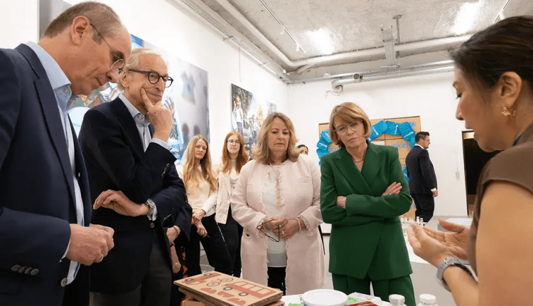 Elke Büdenbender: „Wir dürfen diese Kinder nicht allein lassen“