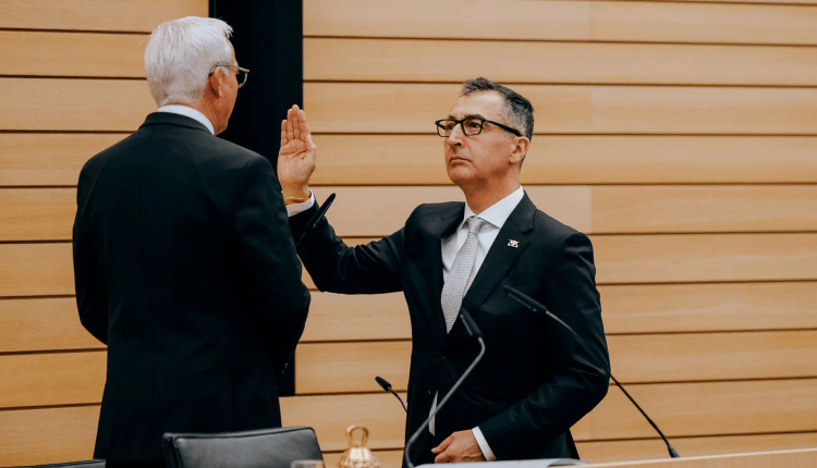 Özdemirs Regierung startet offiziell/ Özdemir hükümeti resmen göreve başladı