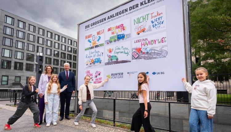 Kinder warnen Autofahrer auf deutschen Autobahnen/Çocukların uyarı çizimleri Almanya otoyollarına çıkıyor